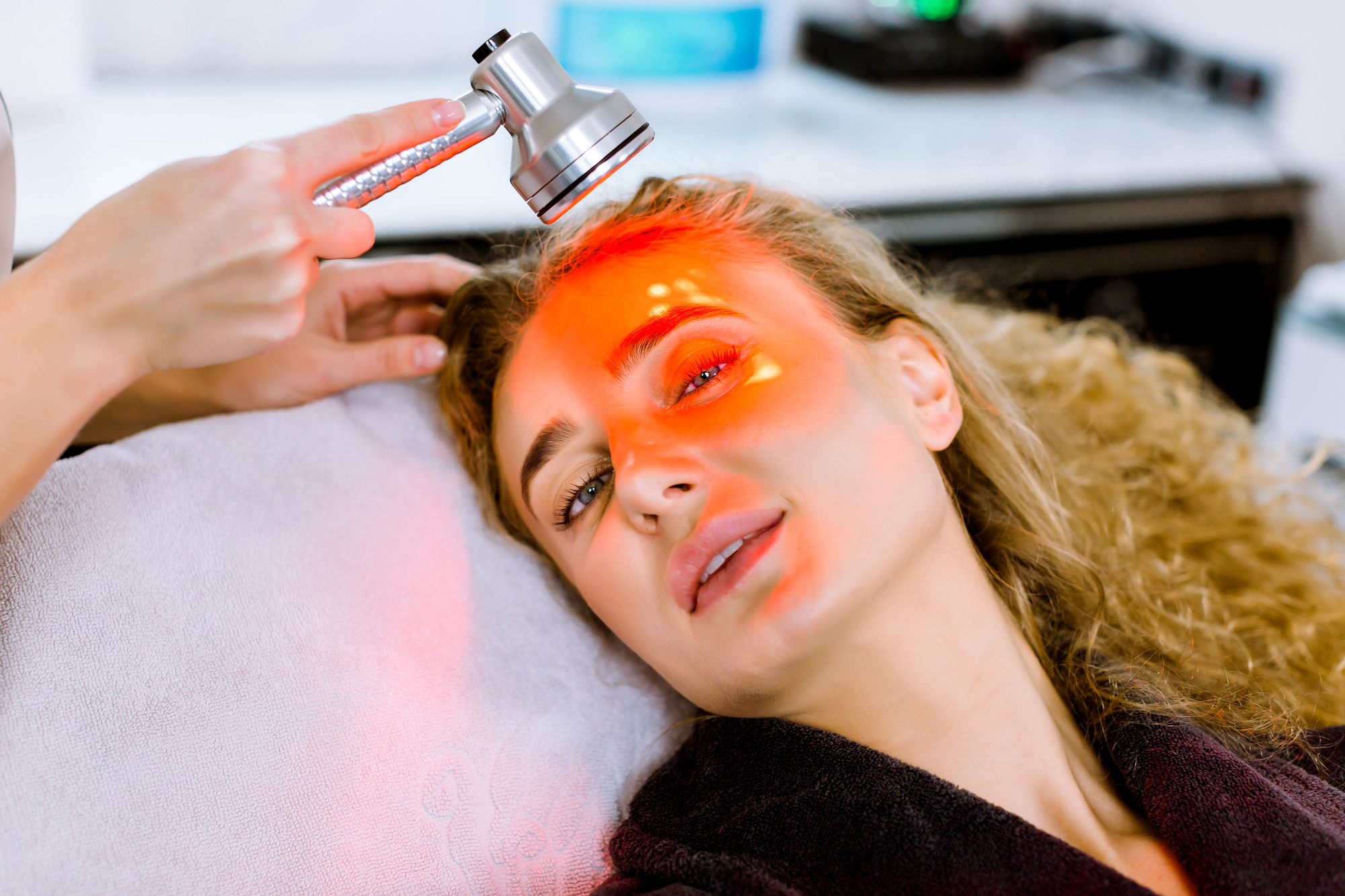 Morning red light therapy sets your circadian rhythms.